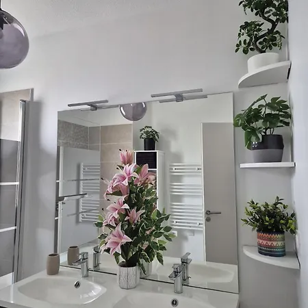 6 Personnes Entre Nature Et Ocean *